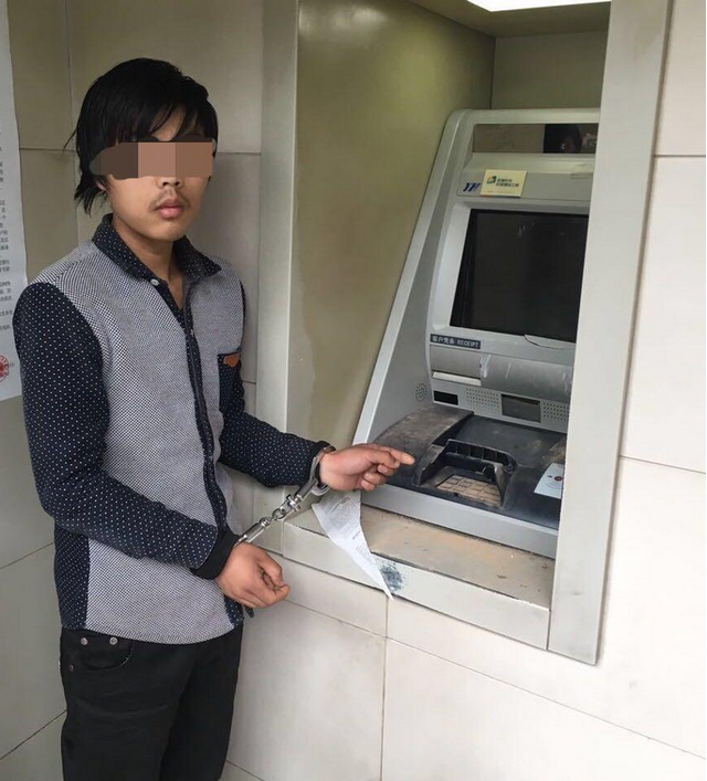 等不来家人汇款 打工男子持板砖怒砸ATM机(图)