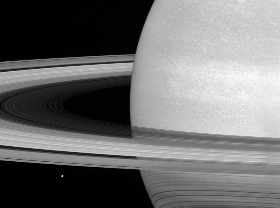 NASA首度曝光探测器所拍土星环照片 发现了土卫上的海洋...