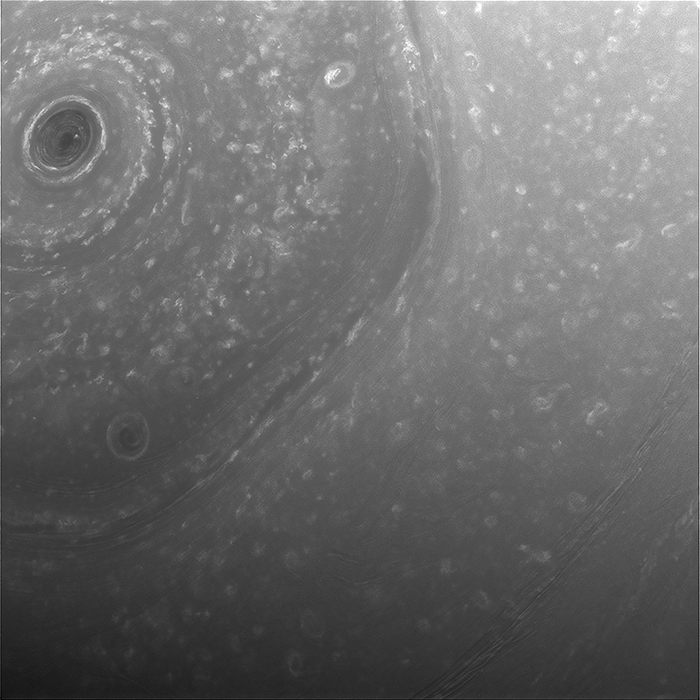 NASA首度曝光探测器所拍土星环照片 发现了土卫上的海洋...
