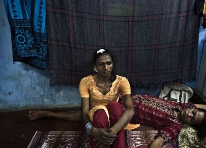 探秘孟买性工作者 艾滋居高不下，铺条毯子就地工作