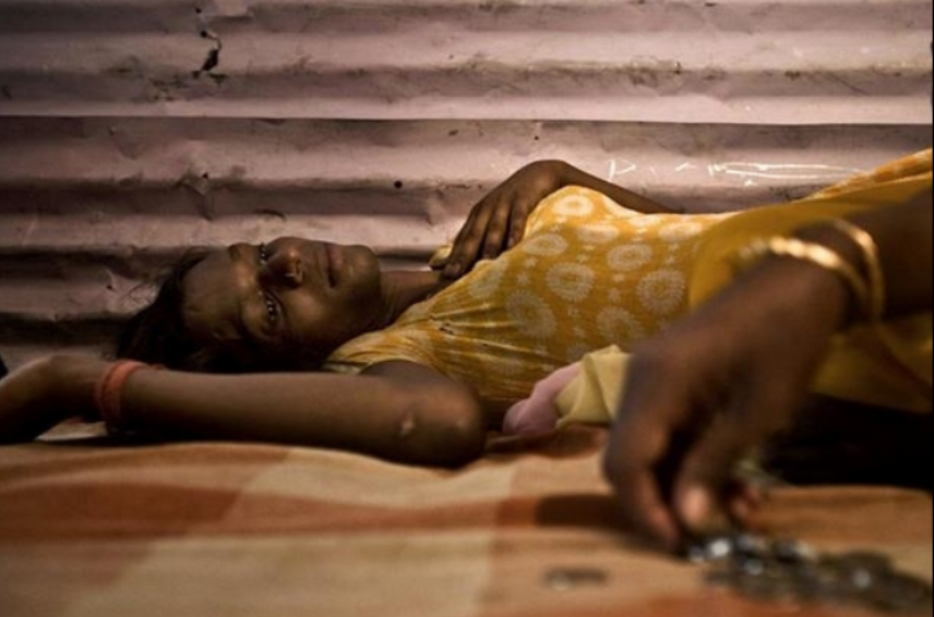 探秘孟买性工作者 艾滋居高不下，铺条毯子就地工作