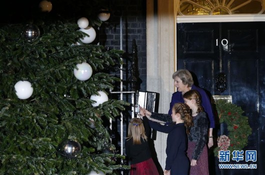 唐宁街10号圣诞树亮灯 英首相特雷莎与孩子同乐