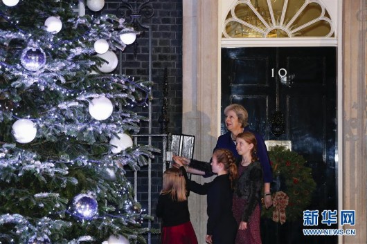 唐宁街10号圣诞树亮灯 英首相特雷莎与孩子同乐