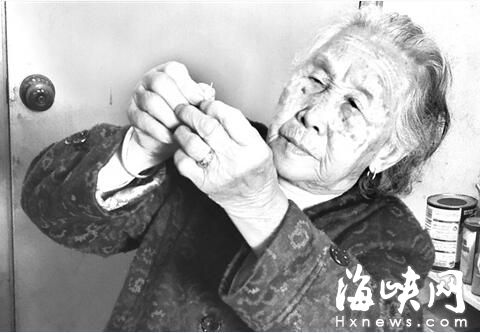 福州91岁依姆眼不花手不抖 轻松穿针补衣服