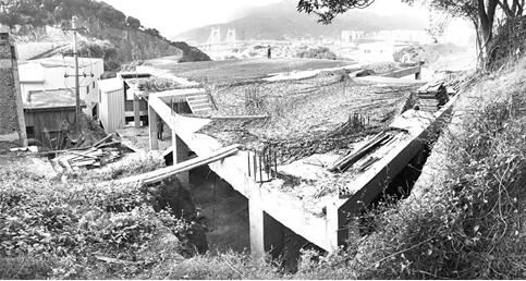 福州仓山一违建 为避卫星航拍房顶盖迷彩网