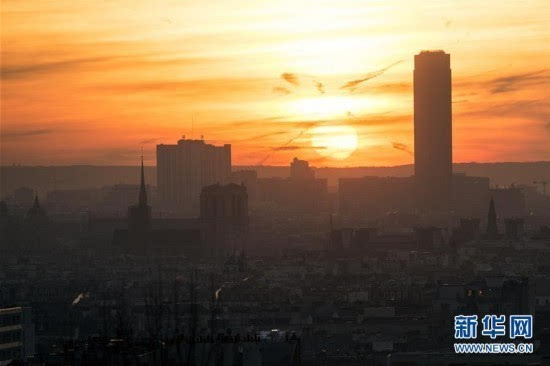 巴黎遭遇十年来最严重空气污染 城区仿若在雾中