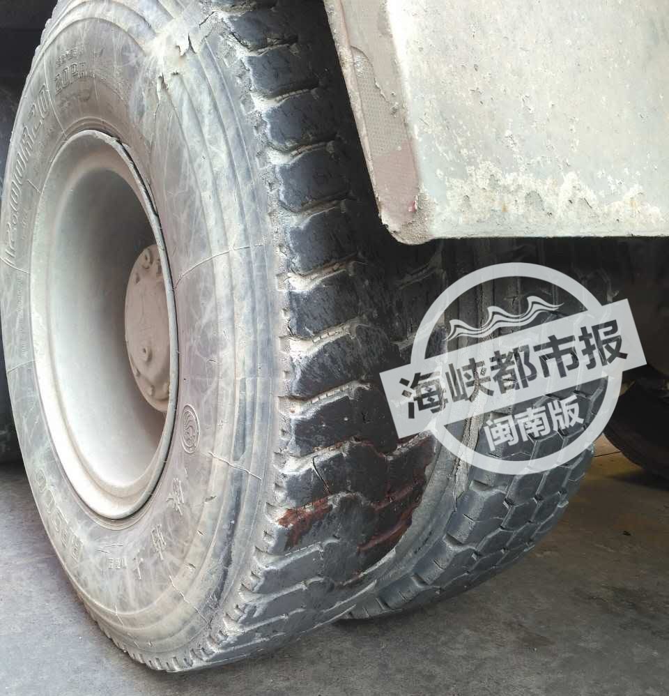 突发！晋江一水泥罐车硬生生碾过电动车 女子当场身亡