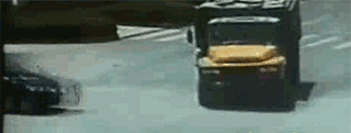 突发！晋江一水泥罐车硬生生碾过电动车 女子当场身亡