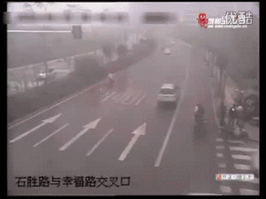 突发！晋江一水泥罐车硬生生碾过电动车 女子当场身亡