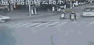 突发！晋江一水泥罐车硬生生碾过电动车 女子当场身亡