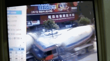 突发！晋江一水泥罐车硬生生碾过电动车 女子当场身亡