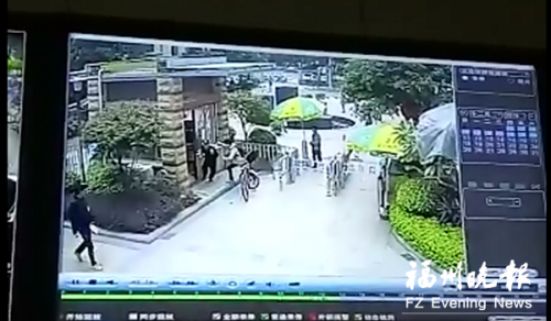疑因门禁卡问题租户持斧追砍保安 警方已介入