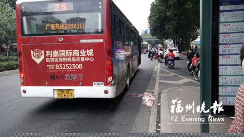 福州一公交站发生惨剧 老伯下公交被卷车底身亡