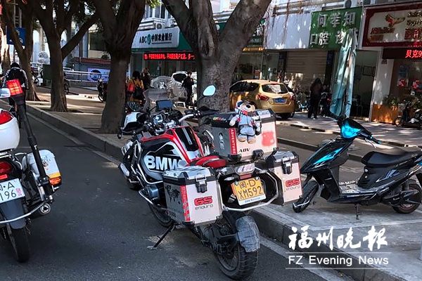 4名厦门摩托车骑手组团游福州 闯禁行被处罚