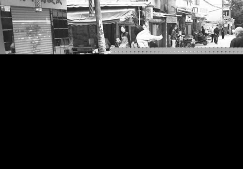 福州站前路 中年男躺路面拦车乞讨 