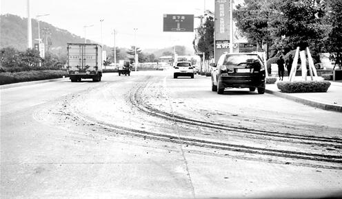 闽侯县荆溪大道 百米路段现渣土