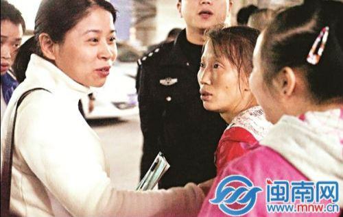 民警微笑着告诉孩子母亲，孩子已经找到