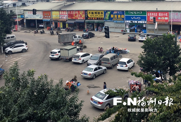 透浦一路与玉兰二路交叉口 道路中央成了停车场