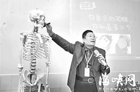 伏案过久 初三男生颈椎曲度变直