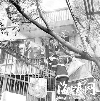 福州：居民房着火 外卖小哥帮救火