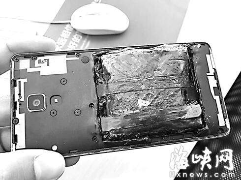 泉州南安:小米手机放桌上 自燃爆炸