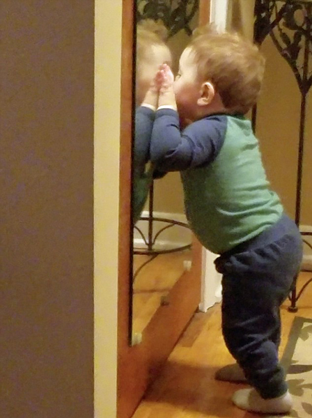 可爱！美国1岁男婴亲吻镜中自己 惹人捧腹大笑