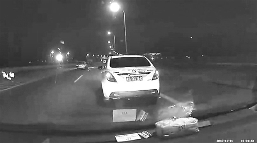 福州三环路上一小车疑似别车 险致连环撞
