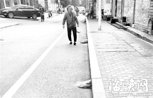 福州光荣路一些店家私设斜坡 路人频频被绊倒