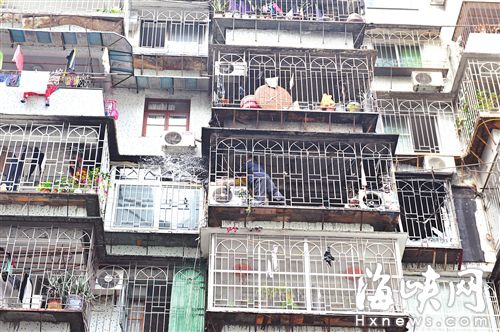 福州通湖路附近一居民楼起火 邻居撬门扑救