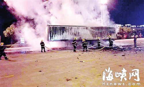 福州绕城高速路大货车自燃 韵达满车包裹付之一炬 