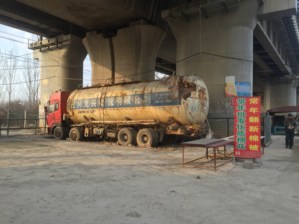 在济南市槐荫区党杨路段的京沪高铁桥下，一辆锈迹斑斑的罐装车停留多日却无人问津。澎湃新闻记者 李珣 摄