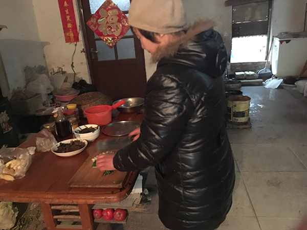 老刘因为心里憋闷出去遛弯了，直到中午也没回家，只剩张老太一人在家做饭吃。本文图片均来自 澎湃新闻记者 段彦超