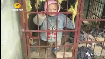 女子打麻将把3岁儿子锁狗笼 称是其他孩子把门锁上