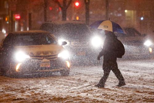 美国中东部遭遇暴风雪 交通事故频发致9人死亡