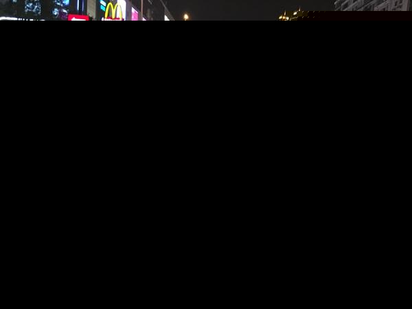 商场重装开业停车场车流堵路搭公交要穿过车龙