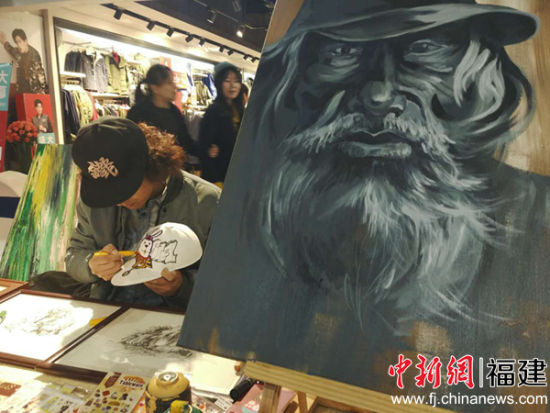 创意市集里的商品琳琅满目且各具特色。李南轩 摄