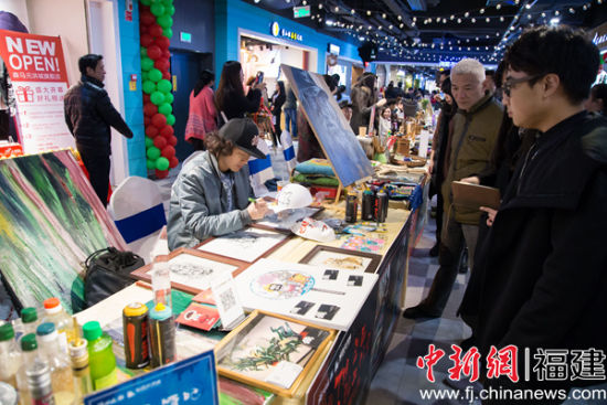 文化创意集市上的原创手工艺品，吸引了不少市民前来赶集。李南轩 摄
