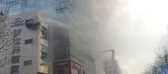 郑州一大型商场发生火灾 现场浓烟滚滚