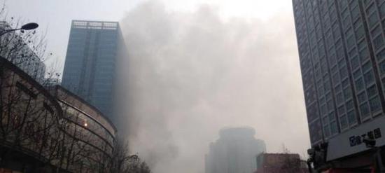 郑州一大型商场发生火灾 现场浓烟滚滚