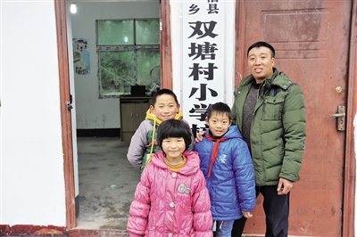 陈大明老师和3个学生。重庆晨报 图