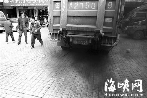 海都记者巡城 曝光福州“乌贼车” 