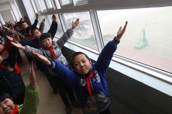 北京雾霾爆表大妈跳广场舞 小学创防霾体操（多图）（5）