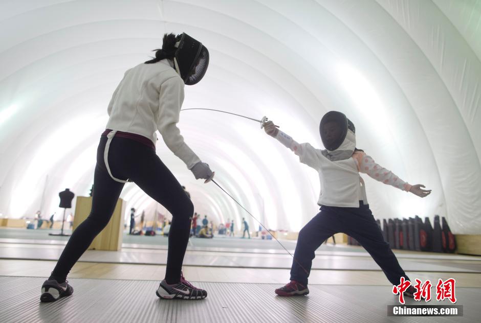北京雾霾爆表大妈跳广场舞 小学创防霾体操（多图）（7）