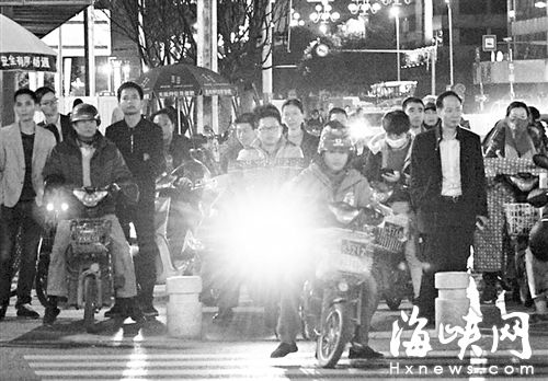 福州马路新“杀手”电动车强光灯仍顶风热卖