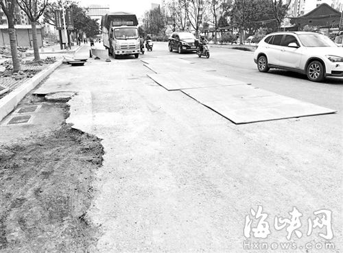 福州象峰小学前路面坑洼 今日将铺沥青