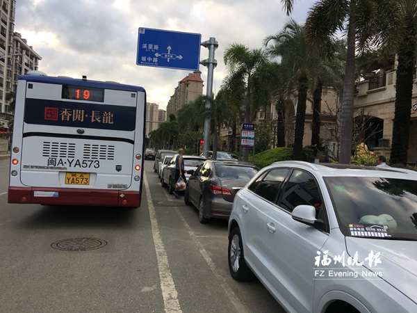 泊车位占用公交车站台 地面标线让司机左右为难