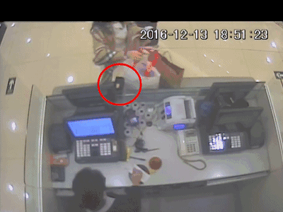 大约在6点55分的时候，李女士在收银台买完单后，随手就将钱包放在收银台外侧密码输入器的旁边，再接完电话后，就离开了