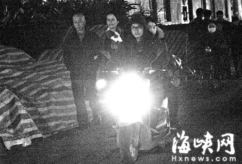 福州电动车强光灯仍顶风热卖 “爱玛”被约谈