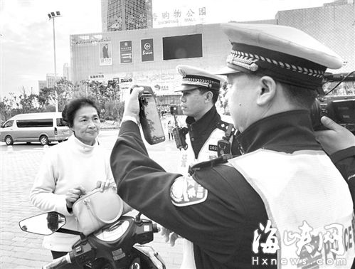 福州四城区交警大队长带队 查纠行人电动车违法