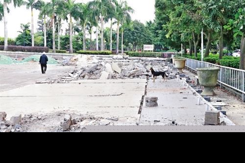 福州闽江公园金沙园5亩停车场仍堆渣土